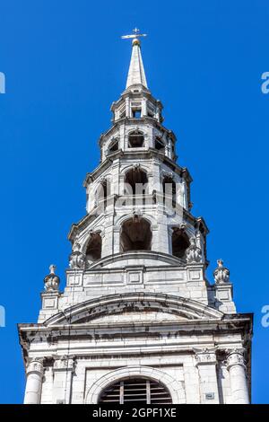 St Bride's Church which inspired the tiered wedding cake in Fleet Street London England UK which was designed by Sir Christopher Wren and is a popular Stock Photo