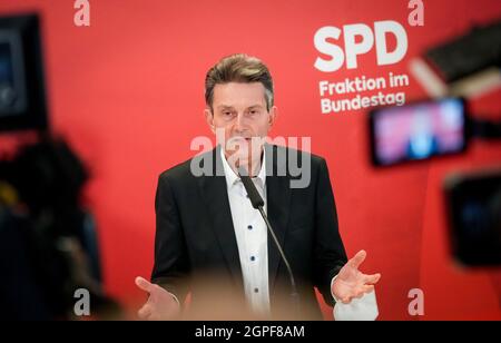 Berlin, Germany. 29th Sep, 2021. Rolf Mützenich, chairman of the SPD parliamentary group, gives a press conference after his re-election. Credit: Kay Nietfeld/dpa/Alamy Live News Stock Photo