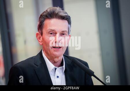 Berlin, Germany. 29th Sep, 2021. Rolf Mützenich, chairman of the SPD parliamentary group, gives a press conference after his re-election. Credit: Kay Nietfeld/dpa/Alamy Live News Stock Photo