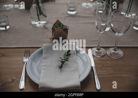 Wedding table setting. Eco wedding plates for the celebration.  Stock Photo