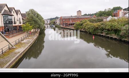 Norwich, Norfolk, UK – September 11 2021. View down the River Wensum from the Novi Sad friendship bridge in the Riverside complex of the city. On the Stock Photo