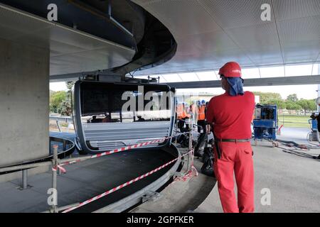 Toulouse, France. 29th Sep, 2021. In Toulouse (France), Téléo, the largest urban cable car, will be put into operation in the first half of 2022. 3km long, and for a budget of 82 million euros, it will make it possible to engage the hillside of the hospital Rangueil, and to make a transverse junction of 2 major axes of the urban periphery. Site visit on September 29, 2021. Photo by Patrick Batard/ABACAPRESS.COM Credit: Abaca Press/Alamy Live News Stock Photo