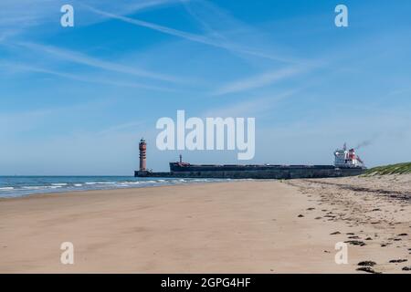 Minéralier-vraquier 'AM Buchanan' sortant du port de Dunkerque, France, Nord Stock Photo