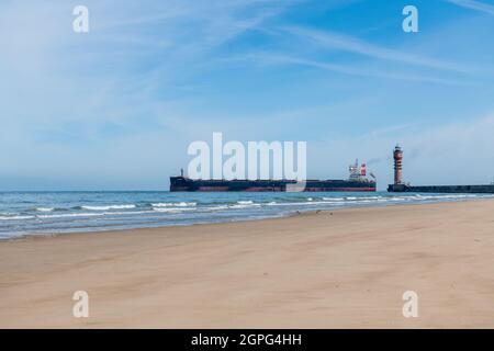 Minéralier-vraquier 'AM Buchanan' sortant du port de Dunkerque, France, Nord Stock Photo