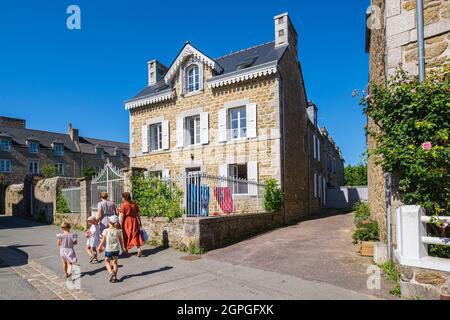 France, Cotes d'Armor, Saint-Jacut-de-la-Mer, the town centre along the GR 34 hiking trail or customs trail Stock Photo