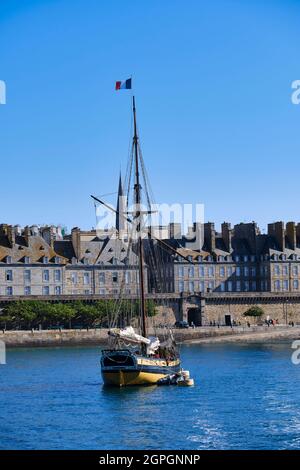 France, Ille-et-Vilaine, Côte d'émeraude (Emerald Coast), Saint Malo, the traditional boat The Renard at anchor in front of the fortified town Stock Photo