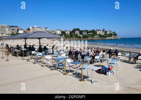 France, Ille et Vilaine, Cote d'Emeraude (Emerald Coast), Dinard, bar terrace on the Ecluse beach Stock Photo