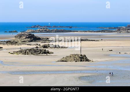 France, Ile et Vilaine, Cote d'Emeraude (Emerald Coast), Saint Jacut de la mer, Pointe du Chevet, the beach and rocks between the point of the Chevet and the island of Hebihens at low tide Stock Photo