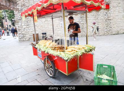 İstanbul, Turkey - September 22 2021: Seller's street fast food with boiled and grilled corn and chestnut on traditional Turkish cart. At Sultanahmet Stock Photo