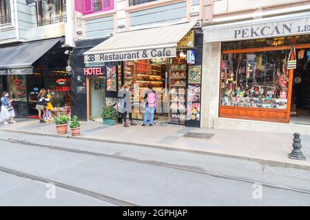 İstanbul, Turkey - September 24 2021: Traditional shops on the street leading to Sultanahmet Square, people looking at the shop windows. Stock Photo