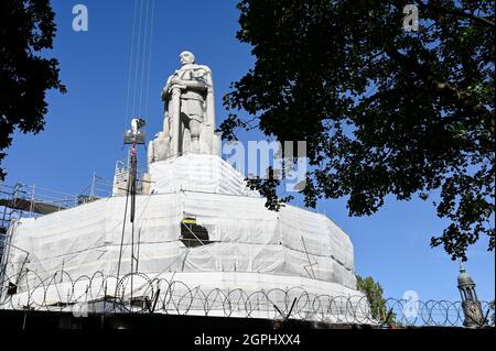 GERMANY, Hamburg, restoration of large granite statue of Otto von Bismarck, chancellor of German Empire, built 1906, Bismarck has invited 1884/85 for the congo conference in Berlin, where africa was split up to the european colonial powers / DEUTSCHLAND, Hamburg St. Pauli, Alter Elbpark, Restaurierung der 1906 gebauten Statue des Reichskanzler Otto von Bismarck, Bismarck hat 1884/85 in Berlin zur Kongokonferenz zur Aufteilung Afrikas in Kolonien eingeladen Stock Photo