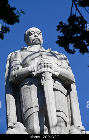 GERMANY, Hamburg, restoration of large granite statue of Otto von Bismarck, chancellor of German Empire, built 1906, Bismarck has invited 1884/85 for the congo conference in Berlin, where africa was split up to the european colonial powers / DEUTSCHLAND, Hamburg St. Pauli, Alter Elbpark, Restaurierung der 1906 gebauten Statue des Reichskanzler Otto von Bismarck, Bismarck hat 1884/85 in Berlin zur Kongokonferenz zur Aufteilung Afrikas in Kolonien eingeladen Stock Photo