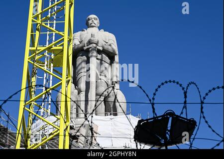 GERMANY, Hamburg, restoration of large granite statue of Otto von Bismarck, chancellor of German Empire, built 1906, Bismarck has invited 1884/85 for the congo conference in Berlin, where africa was split up to the european colonial powers / DEUTSCHLAND, Hamburg St. Pauli, Alter Elbpark, Restaurierung der 1906 gebauten Statue des Reichskanzler Otto von Bismarck, Bismarck hat 1884/85 in Berlin zur Kongokonferenz zur Aufteilung Afrikas in Kolonien eingeladen Stock Photo