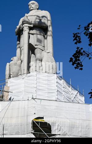 GERMANY, Hamburg, restoration of large granite statue of Otto von Bismarck, chancellor of German Empire, built 1906, Bismarck has invited 1884/85 for the congo conference in Berlin, where africa was split up to the european colonial powers / DEUTSCHLAND, Hamburg St. Pauli, Alter Elbpark, Restaurierung der 1906 gebauten Statue des Reichskanzler Otto von Bismarck, Bismarck hat 1884/85 in Berlin zur Kongokonferenz zur Aufteilung Afrikas in Kolonien eingeladen Stock Photo