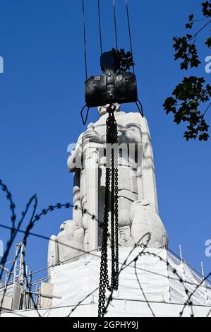 GERMANY, Hamburg, restoration of large granite statue of Otto von Bismarck, chancellor of German Empire, built 1906, Bismarck has invited 1884/85 for the congo conference in Berlin, where africa was split up to the european colonial powers / DEUTSCHLAND, Hamburg St. Pauli, Alter Elbpark, Restaurierung der 1906 gebauten Statue des Reichskanzler Otto von Bismarck, Bismarck hat 1884/85 in Berlin zur Kongokonferenz zur Aufteilung Afrikas in Kolonien eingeladen Stock Photo