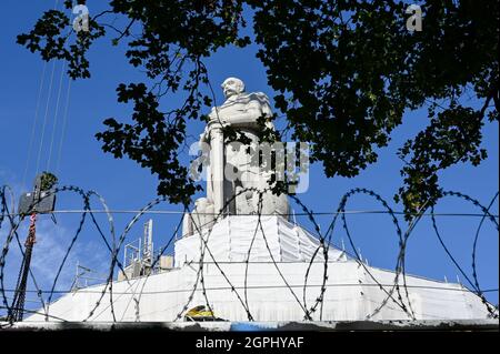 GERMANY, Hamburg, restoration of large granite statue of Otto von Bismarck, chancellor of German Empire, built 1906, Bismarck has invited 1884/85 for the congo conference in Berlin, where africa was split up to the european colonial powers / DEUTSCHLAND, Hamburg St. Pauli, Alter Elbpark, Restaurierung der 1906 gebauten Statue des Reichskanzler Otto von Bismarck, Bismarck hat 1884/85 in Berlin zur Kongokonferenz zur Aufteilung Afrikas in Kolonien eingeladen Stock Photo