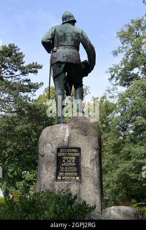 GERMANY, Bad Lauterberg, colonial memorial sculpture of Herrmann von Wissmann, a commander of the colonial troops in the Maji Maji rebellion 1905-1908 in German East Africa, today Tanzania / DEUTSCHLAND, Bad Lauterberg, Harz, koloniales Denkmal für Herrmann von Wißmann am Kurhaus , als Befehlshaber der ersten deutschen Schutztruppe war er in den Jahren 1889/1890 verantwortlich für die Niederschlagung des Maji Maji Aufstandes 1905-1908 in Deutsch-Ostafrika dem heutigen Tansania, man schätzt die Zahl der Toten auf zwischen 75.000 und 300.000 Stock Photo