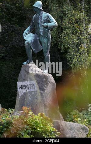 GERMANY, Bad Lauterberg, colonial memorial sculpture of Herrmann von Wissmann, a commander of the colonial troops in the Maji Maji rebellion 1905-1908 in German East Africa, today Tanzania / DEUTSCHLAND, Bad Lauterberg, Harz, koloniales Denkmal für Herrmann von Wißmann am Kurhaus , als Befehlshaber der ersten deutschen Schutztruppe war er in den Jahren 1889/1890 verantwortlich für die Niederschlagung des Maji Maji Aufstandes 1905-1908 in Deutsch-Ostafrika dem heutigen Tansania, man schätzt die Zahl der Toten auf zwischen 75.000 und 300.000 Stock Photo