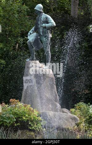 GERMANY, Bad Lauterberg, colonial memorial sculpture of Herrmann von Wissmann, a commander of the colonial troops in the Maji Maji rebellion 1905-1908 in German East Africa, today Tanzania / DEUTSCHLAND, Bad Lauterberg, Harz, koloniales Denkmal für Herrmann von Wißmann am Kurhaus , als Befehlshaber der ersten deutschen Schutztruppe war er in den Jahren 1889/1890 verantwortlich für die Niederschlagung des Maji Maji Aufstandes 1905-1908 in Deutsch-Ostafrika dem heutigen Tansania, man schätzt die Zahl der Toten auf zwischen 75.000 und 300.000 Stock Photo