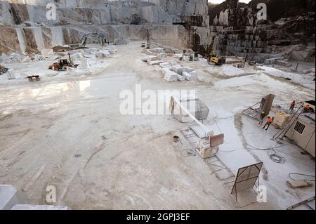 Carrara marble quarries, squarred white marble blocks on quarry of Gioia, bulldozers, machinery, excavators, Massa-Carrara, Lunigiana, Tuscany, Italy Stock Photo