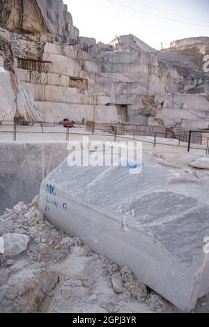 Carrara marble quarries, squarred white marble blocks on quarry of Gioia, bulldozers, machinery, excavators, Massa-Carrara, Lunigiana, Tuscany, Italy Stock Photo