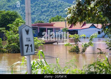 Lopburi, Thailand. 29th Sep, 2021. Houses in Lopburi are seen surrounded by the huge mass of water, during the aftermath. After Dianmu storm, 20 provinces got affected. Thai government also announced that more than 55,000 households were affected by floods. Lopburi is one of the affected provinces and that the situation is closely monitored. Credit: SOPA Images Limited/Alamy Live News Stock Photo