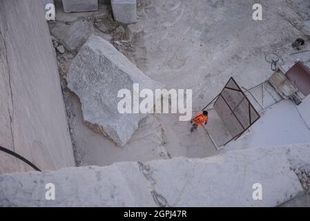 Carrara marble quarries, squarred white marble blocks on quarry of Gioia, bulldozers, machinery, excavators, Massa-Carrara, Lunigiana, Tuscany, Italy Stock Photo