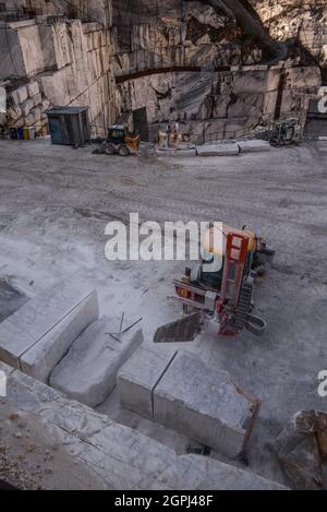 Carrara marble quarries, squarred white marble blocks on quarry of Gioia, bulldozers, machinery, excavators, Massa-Carrara, Lunigiana, Tuscany, Italy Stock Photo