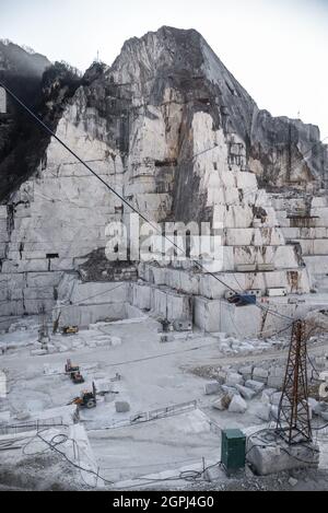 Carrara marble quarries, squarred white marble blocks on quarry of Gioia, bulldozers, machinery, excavators, Massa-Carrara, Lunigiana, Tuscany, Italy Stock Photo