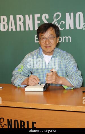 New York - NY - 20190122 - Jackie Chan Signing Copies of his Memoir