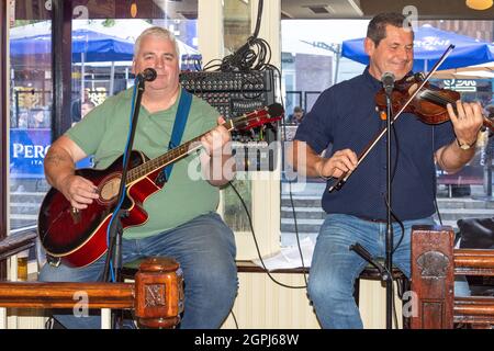 Traditional Irish musicians playing in Quays Bar, Temple Bar, Dublin, Republic of Ireland Stock Photo