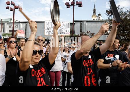 Ljubljana, Slovenia. 29th Sep, 2021. Protesters bang pans during the demonstration.Thousands of people protested against the government, covid measures, wearing of face masks, vaccines and RVT green pass (Recovered-Vaccinated-Tested) condition in Ljubljana, Slovenia. Credit: SOPA Images Limited/Alamy Live News Stock Photo