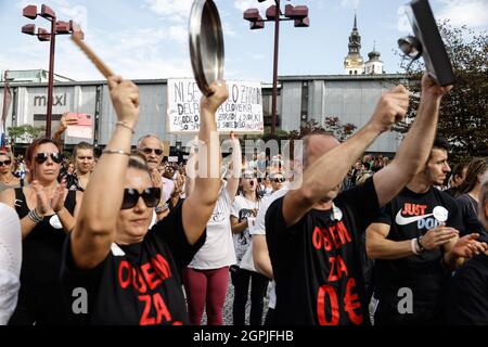 Ljubljana, Slovenia. 29th Sep, 2021. Protesters bang pans during the demonstration.Thousands of people protested against the government, covid measures, wearing of face masks, vaccines and RVT green pass (Recovered-Vaccinated-Tested) condition in Ljubljana, Slovenia. (Photo by Luka Dakskobler/SOPA Images/Sipa USA) Credit: Sipa USA/Alamy Live News Stock Photo