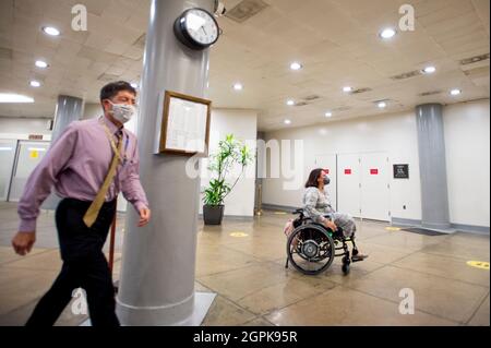 Washington, Vereinigte Staaten. 29th Sep, 2021. United States Senator Tammy Duckworth (Democrat of Illinois) arrives at the US Capitol for a late afternoon vote, in Washington, DC, Wednesday, September 29, 2021. Credit: Rod Lamkey/CNP/dpa/Alamy Live News Stock Photo