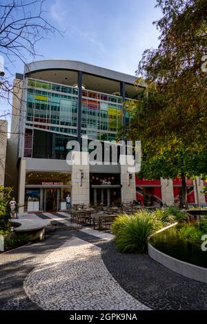 Apple Store On Lincoln Road Mall Miami Beach Stock Photo - Download Image  Now - 2015, Apple Store, Big Tech - iStock