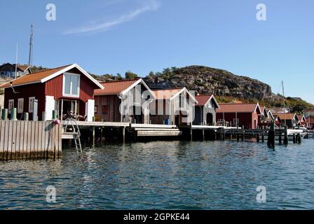 Fishermens cottages along waterfront, Fjällbacka, Sweden Stock Photo