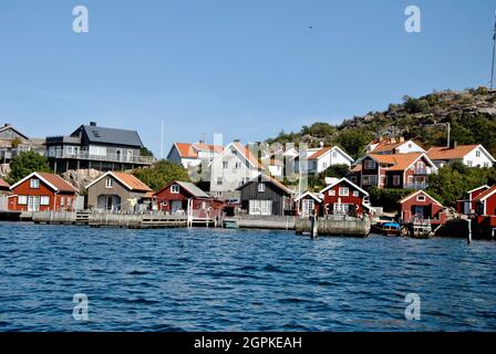 Fishermens cottages along waterfront, Fjällbacka, Sweden Stock Photo