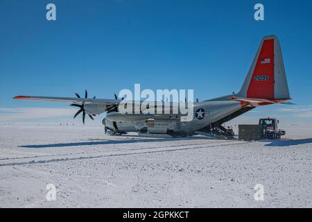 An LC-130 Skibird assigned to the 109th Airlift Wing operates at Raven Camp on the Greenland Icecap. Raven Camp is used to train members on landing on ice runways, polar airdrops and operating in the snow and ice conditions. (U.S. Air National Guard photo by Maj. David Price) Stock Photo