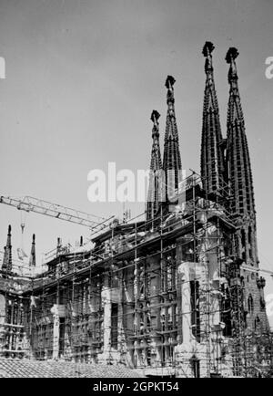 Sagrada Familia west Wall Under Construction 1981 Author ANTONI 