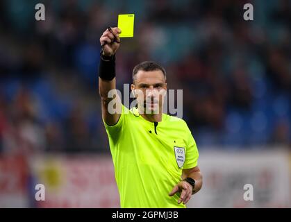 Leipzig, Germany. 28th Sep, 2021. Football: Champions League, Group stage, Group A, Matchday 2: RB Leipzig - FC Brugge at Red Bull Arena. Referee Slavko Vincic shows a yellow card. Credit: Jan Woitas/dpa-Zentralbild/dpa/Alamy Live News Stock Photo