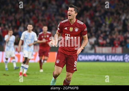 goaljubel Robert LEWANDOWSKI (FC Bayern Munich) after goal to 1-0, jubilation, joy, enthusiasm, action. FC Bayern Munich-Dynamo Kiev 5-0 Soccer Champions League, Group E, 2nd matchday on 29.09.2021. ALLIANZ ARENA. Stock Photo