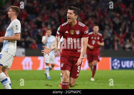 goaljubel Robert LEWANDOWSKI (FC Bayern Munich) after goal to 1-0, jubilation, joy, enthusiasm, action. FC Bayern Munich-Dynamo Kiev 5-0 Soccer Champions League, Group E, 2nd matchday on 29.09.2021. ALLIANZ ARENA. Stock Photo