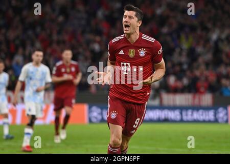 goaljubel Robert LEWANDOWSKI (FC Bayern Munich) after goal to 1-0, jubilation, joy, enthusiasm, action. FC Bayern Munich-Dynamo Kiev 5-0 Soccer Champions League, Group E, 2nd matchday on 29.09.2021. ALLIANZ ARENA. Stock Photo