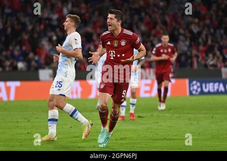 goaljubel Robert LEWANDOWSKI (FC Bayern Munich) after goal to 1-0, jubilation, joy, enthusiasm, action. FC Bayern Munich-Dynamo Kiev 5-0 Soccer Champions League, Group E, 2nd matchday on 29.09.2021. ALLIANZ ARENA. Stock Photo