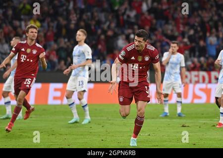 goaljubel Robert LEWANDOWSKI (FC Bayern Munich) after goal to 1-0, jubilation, joy, enthusiasm, action. FC Bayern Munich-Dynamo Kiev 5-0 Soccer Champions League, Group E, 2nd matchday on 29.09.2021. ALLIANZ ARENA. Stock Photo