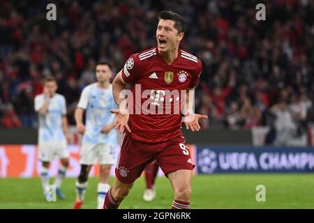 goaljubel Robert LEWANDOWSKI (FC Bayern Munich) after goal to 1-0, jubilation, joy, enthusiasm, action. FC Bayern Munich-Dynamo Kiev 5-0 Soccer Champions League, Group E, 2nd matchday on 29.09.2021. ALLIANZ ARENA. Stock Photo