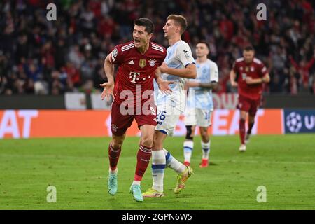 goaljubel Robert LEWANDOWSKI (FC Bayern Munich) after goal to 1-0, jubilation, joy, enthusiasm, action. FC Bayern Munich-Dynamo Kiev 5-0 Soccer Champions League, Group E, 2nd matchday on 29.09.2021. ALLIANZ ARENA. Stock Photo