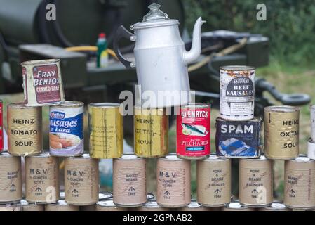 1940s canned foods and teapot Stock Photo