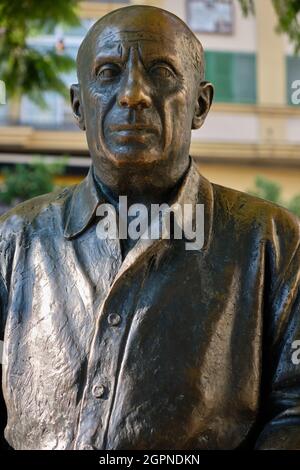 Statue of Pablo Picasso by sculptor Francisco Lopez Hernandez, Plaza de ...