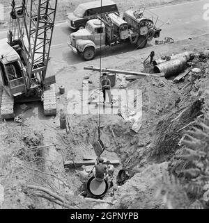 A view of the work being carried out to install the Barlaston pipeline against a steep and unstable embankment beside the A34 dual carriageway. The contract for the Barlaston gas pipeline was awarded to Laing Pipelines in January 1970. The pipeline ran for approximately 29 miles from Uffington, near Shrewsbury, to Barlaston in North Staffordshire. Along the route there were 61 crossings, including under the M6, the main electric railway from Euston to Crewe, two canals and six rivers, and a steep climb alongside the A34 dual carriageway near Barlaston. This photograph shows where the pipeline Stock Photo